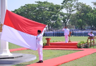 Pengibaran bendera Merah Putih dalam upacara peringatan Hari Ulang Tahun (HUT) ke-80 Kemerdekaan Republik Indonesia di Alun-alun Kabupaten Karanganyar, Minggu (17/8/2025).