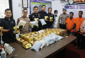 Tim Gabungan Bea Cukai dan Kepolisian Bengkalis saat tunjukan barang bukti dan tersangka.