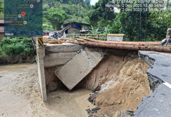 Perbaikan darurat infrastruktur jembatan yang putus diterjang banjir di Kabupaten Agam, Rabu (3/12). Perbaikan darurat dilakukan dengan balok pohon kelapa sehingga akses jalan dapat dilalui paling tidak dengan kendaraan roda dua.