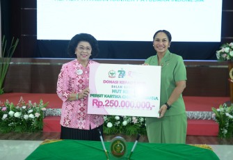 Ketua Umum Persit Kartika Chandra Kirana (Persit KCK), Uli Simanjuntak, menandatangani Nota Kesepahaman (MoU) dengan, Linda Agum Gumelar dari Yayasan Kanker Payudara Indonesia (YKPI) sekaligus pemberian donasi secara simbolis.