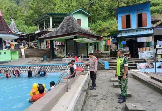 Personel Gabungan TNI-Polri Siaga Pengamanan Tempat Wisata di Pacitan