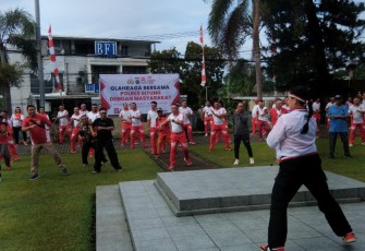 Personil Polres Bitung bersama masyarakat saat melaksanakan olahraga bersama.