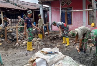 Personil Satgas TMMD Ke-123 Kodim 1310Bitung saat melaksanakan pekerjaan pembangunan sumur bor