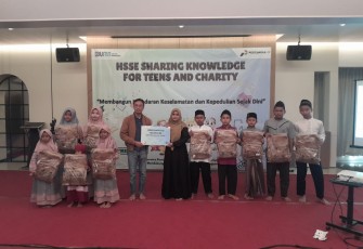 Pertamina EP Zona 11 Field Cepu menyerahkan bantuan kepada anak-anak panti Yastamas Cepu dan Darul Hadlonah Tambakromo dalam acara "HSSE Sharing Knowledge for Teens and Charity ".