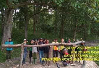 Petugas gabungan dari Perhutani KPH Cepu akhirnya menutup akses jalan menuju lokasi pengeboran minyak yang diduga belum kantongi ijin di Dukuh Klepo Desa Tambakmerak Kecamatan Kasiman, Kabupaten Bojonegoro.