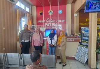 Petugas Samsat Paten sedang foto bersama dengan wajib pajak di Kecamatan Randublatung Kabupaten Blora.
