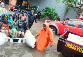 Petugas gabungan melakukan evakuasi warga yang terdampak banjir di Provinsi Bali pada Minggu (14/12).   Wilayah terdampak berada di Kota Denpasar dan Kabupaten Badung.