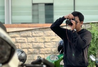 Foto Giga Sedang Memotret 