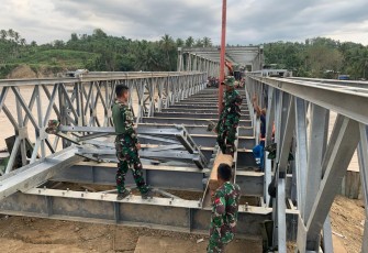 Pengerjaan jembatan bailey pada Jembatan Teupin Mane, Kecamatan Juli, Kabupaten Bireuen, Aceh sudah hampir rampung, pada Sabtu (13/12). Rangka jembatan sepanjang 30 meter tampak sudah terhubung. Jembatan ini akan menghubungkan Kabupaten Bireuen dan Takengon, Aceh Tengah.