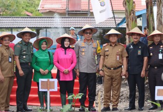 Polda Kalteng Bersama Bhayangkari Tebar 5000 Benih Ikan dan 1000 Bibit Tanaman Dukung Ketahanan Pangan dan MBG