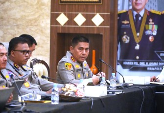 Kapolda Metro Jaya Irjen Karyoto saat Rapat koordinasi ini digelar di Aula Gedung Promoter, Polda Metro Jaya, Jakarta Selatan, Senin (28/4/2025).