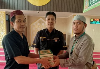 Polres Metro Jakarta Barat menunjukkan kepedulian terhadap umat dengan menyalurkan wakaf Al-Qur'an melalui pengurus DKM Masjid Jami Al-Istiqomah, Selasa (4/3/2025)
