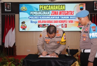  Kapolres Karanganyar AKBP Hadi Kristanto menandatangani piagam komitmen saat deklarasi pembangunan zona Integritas menuju wilayah bebas korupsi, di Mapolres setempat, Rabu (19/2/2025)