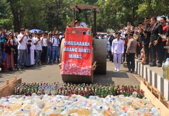Pemusnahan ribuan botol miras usai upacara peringatan HUT RI ke-80, Minggu (17/8/2025), di Alun-Alun Karanganyar.