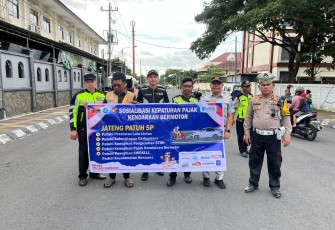 Satlantas Polres Karanganyar bersama BKD, UPPD Karanganyar dan Jasa Raharja.menggelar kegiatan sosialisasi kepatuhan pembayaran pajak kendaraan bermotor di kawasan Jalan Mas Mansyur, Kamis sore (27/11/2025).