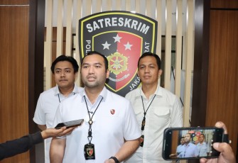 Wakasat Reskrim Polres Metro Jakarta Barat, Kompol Raden Dwi Kennardi Dewanto Prathista, didampingi Kanit Krimsus AKP Edi Wibowo dan Kasubnit Ekonomi Iptu Leo J Sitepu, dalam konferensi pers.