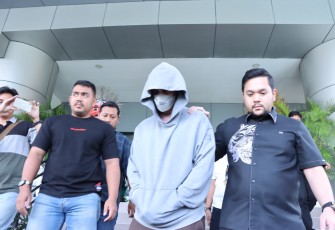 Aktor Fachri Albar saat menjalani serangkaian pemeriksaan kesehatan di Si Dokkes Polres Metro Jakarta Barat.
