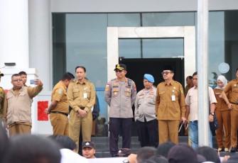 Kapolres Natuna Beserta Personel Kawal Ketat Unjuk Rasa ASN Dinas Kesehatan