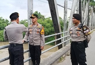 Wakapolres Ngawi Kompol Rizki Santoso, S.I.K., didampingi Kasat Samapta AKP Dandung Setiawan beserta anggota Sat Samapta.