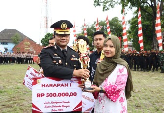 Penyerahan hadiah juara Lomba Satkamling Kabupaten Wonogiri Tahun 2025