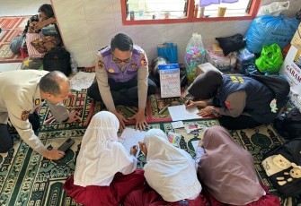 Tim gabungan Polri saat lakukan pemulihan psikologis bagi penyintas bencana dan personel tanggap darurat di Posko Bencana Nagari Pasie Laweh serta Korong Tanah Taban, pada Rabu, 10 Desember 2025.