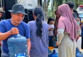 Polri telah mengerahkan total 21 unit sarana kemanusiaan untuk memastikan kebutuhan air minum dan sanitasi masyarakat terpenuhi di tengah keterbatasan pascabencana.