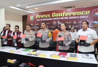 Kapolres Metro Jakarta Barat Kombes pol Twedy Bennyahdi didampingi Kasatres Narkoba Kompol Vernal Armando S dan Kapolsek Kalideres Kompol Arnold Julius Simanjuntak dalam Konferensi Pers, Selasa 2 Desember 2025.
