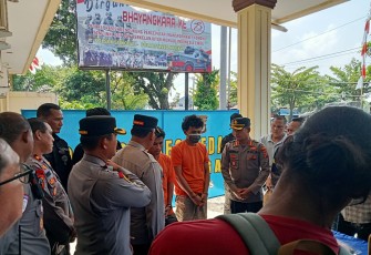 Polisi saat ekspos tersangka di Mapolsek Sunggal Jalan Tahibonar Simartupang Medan Sunggal, Senin (30/06/2025).