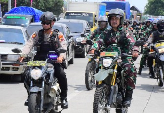 Puluhan personel TNI - Polri saat melakukan patroli skala besar dan pengecekan pospam jelang lebaran, Kamis (2732025).