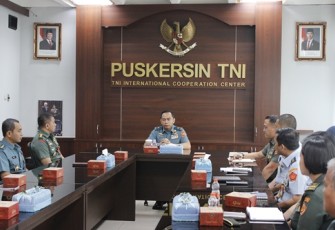 Kepala Pusat Kerja Sama Internasional (Puskersin) TNI Laksamana Pertama Donny Suharto, S.H., M.Tr. Opsla., saat membuka kegiatan di Rupat Puskersin TNI Gedung B1 Lt. 6, Mabes TNI, Cilangkap, Jakarta Timur. Kamis (24/7/2025).