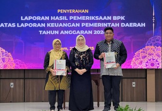 Bupati Bintan Roby Kurniawan saat menerima LHP atas LKPD Tahun Anggaran 2024 dari Kepala Perwakilan BPK Provinsi Kepulauan Riau di Auditorium Kantor BPK Kepri, Jumat (23/05).