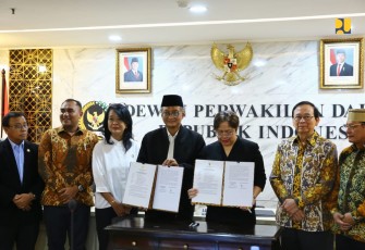 Menteri Pekerjaan Umum Dody Hanggodo didampingi Wakil Menteri PU Diana Kusumastuti menghadiri Rapat Kerja Bersama Komite II Dewan Perwakilan Daerah (DPD) RI membahas Program Kerja Kementerian PU Tahun 2025 di Senayan, Jakarta, Senin (24/2/2025)