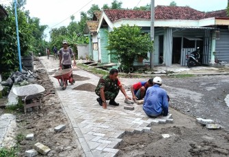 Gotong Royong Pasang Paving Jalan Lingkungan
