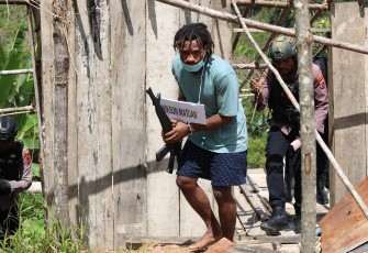 Adegan Rekonstruksi Keterlibatan Nikson Matuan saat Penembakan Anggota Brimob di Kampung Hobakma, Distrik Elelim, Kabupaten Yalimo, Papua Pegunungan, pada Selasa (11/2/2025). 