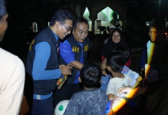 Relawan Kemenkeu saat Salurkan Bantuan hingga Malam Hari