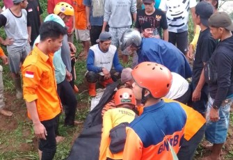 Relawan gabungan mengevakuasi jasad Danendra Arvin (16) usai terseret sejauh 1 kilometer oleh arus aliran Kali Samin, Tawangmangu, Selasa (10/6/2025) sore. (Foto : Istimewa)