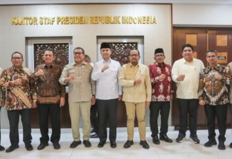 Bupati Roby saat menghadiri Rapat Koordinasi bersama Kepala Staf Kepresidenan serta Menteri Transmigrasi RI, membahas Konsep Awal Desain Pembangunan Wilayah Kepulauan Riau, Rabu (0705) 