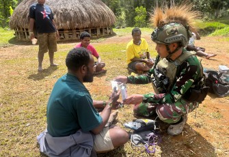Prajurit Satgas 700/WYC dalam Safari Honai di Kampung Tuanggi, Distrik Gome Utara, Kabupaten Puncak.