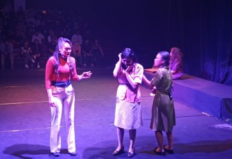 Salah satu adegan dalam pementasan Teater Djarum lakon "Para Petarung", di Taman Budaya Jawa Tengah, Surakarta, pada Jumat (26/9/2025) malam.