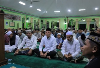 Bupati Sabar AS saat salat Tarawih Perdana di Lubuk Sikaping