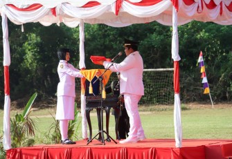 Bupati Bintan Roby Kurniawan bertindak sebagai Inspektur Upacara 