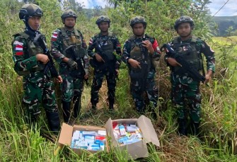 Satgas Pamtas Yonarmed 12 Kostrad saat Gagalkan Penyelundupan Obat-Obatan di Perbatasan Lakmars.