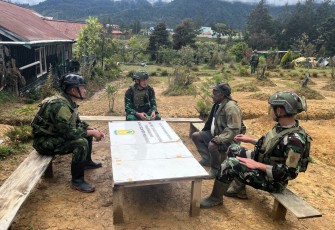 Satgas Yonif 700/WYC saat menggelar kegiatan binter terbatas dengan anjangsana ke Kampung Wako, Distrik Gome, Kabupaten Puncak.