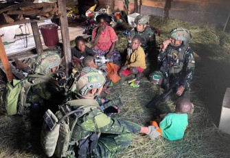 Satgas Yonif 700Wira Yudha Cakti menyapa warga Kampung Gigobak, Distrik Sinak.