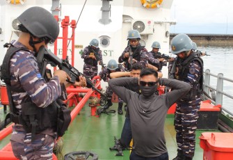 Prajurit Satlinlamil 3 saat Latihan VBSS di Perairan Makassar