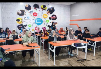 30 UMKM di Makassar Ikuti Kelas Intensif Telkom x UrbanDigital Pelajari Strategi AI dan TikTok Live
