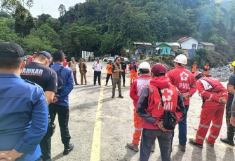 Apel pagi sebelum operasi pencarian dan pertolongan (SAR) oleh tim gabungan yang dipimpin Basarnas di wilayah Kota Padang Panjang, Rabu (9/12). Memasuki hari ke-12, sejumlah warga masih dinyatakan hilang di kota ini. Upaya penanganan darurat, selain SAR, masih terus diupayakan pemerintah daerah yang didukung sumber daya nasional.