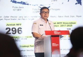 Sekjen Kemendagri Tomsi Tohir saat sebagai Keynote Speaker pada BeritaSatu Regional Forum 2025 bertema “Empowering Regions, from Local to Global” yang digelar oleh B-Universe di Hotel Mulia, Senayan, Jakarta, Rabu (10/12/2025).
