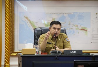 Sekjen Kemendagri Tomsi Tohir pada Rapat Komite Pengawasan Proyek Penguatan Administrasi Kependudukan dan Identitas Kependudukan Digital di Kantor Pusat Kemendagri, Jakarta, Selasa (2/12/2025).