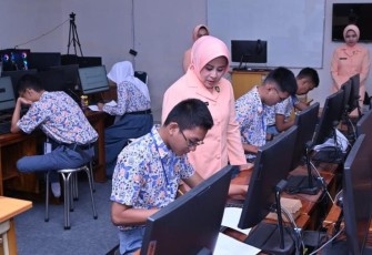 Ketua Yasarini Pengurus Cabang Lanud Sultan Hasanuddin, Ny. Betty Arifaini Nur Dwiyanto saat meninjau kegiatan.